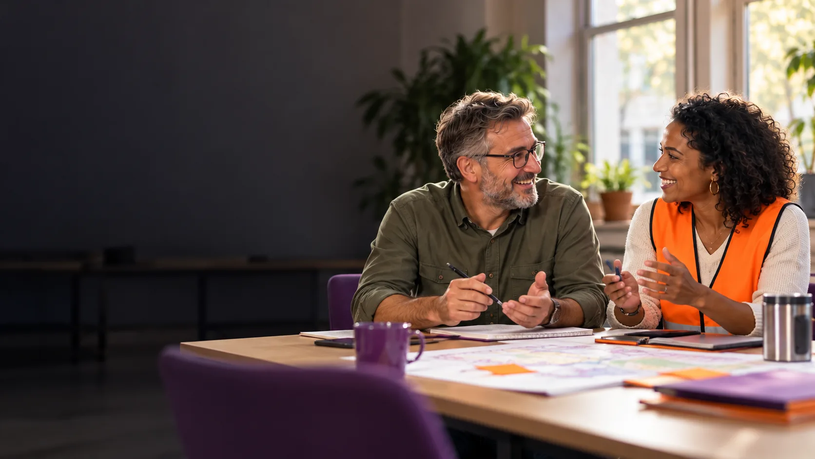 Deux des personnes du collectif échangent en souriant